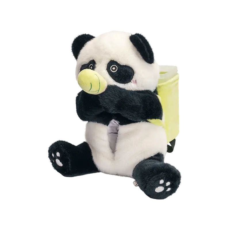 Joli panda en peluche assis avec un panier Joli panda en peluche assis avec un panier