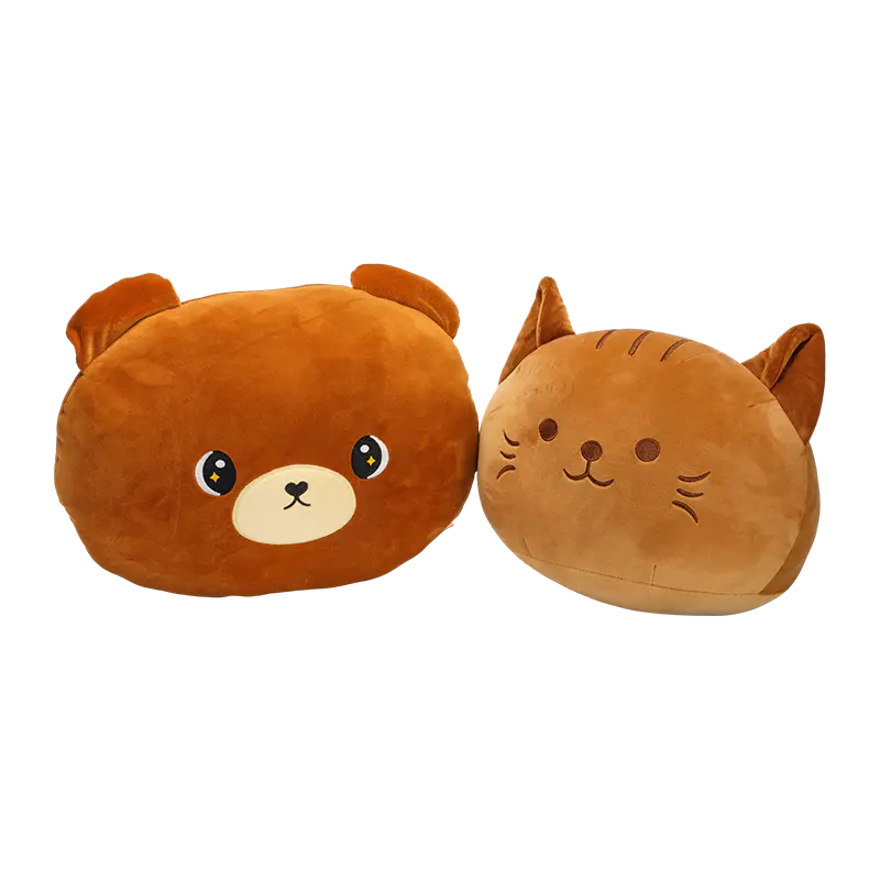 Oreillers en peluche sur le thème de l'ours et du chat